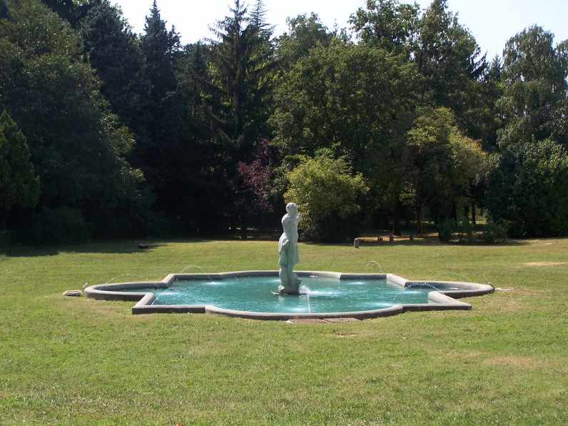 Fontana di Nettuno prospiciente la faccia rivolta verso il parco (Fototeca ISAL, fotografia di Adele Simioli)