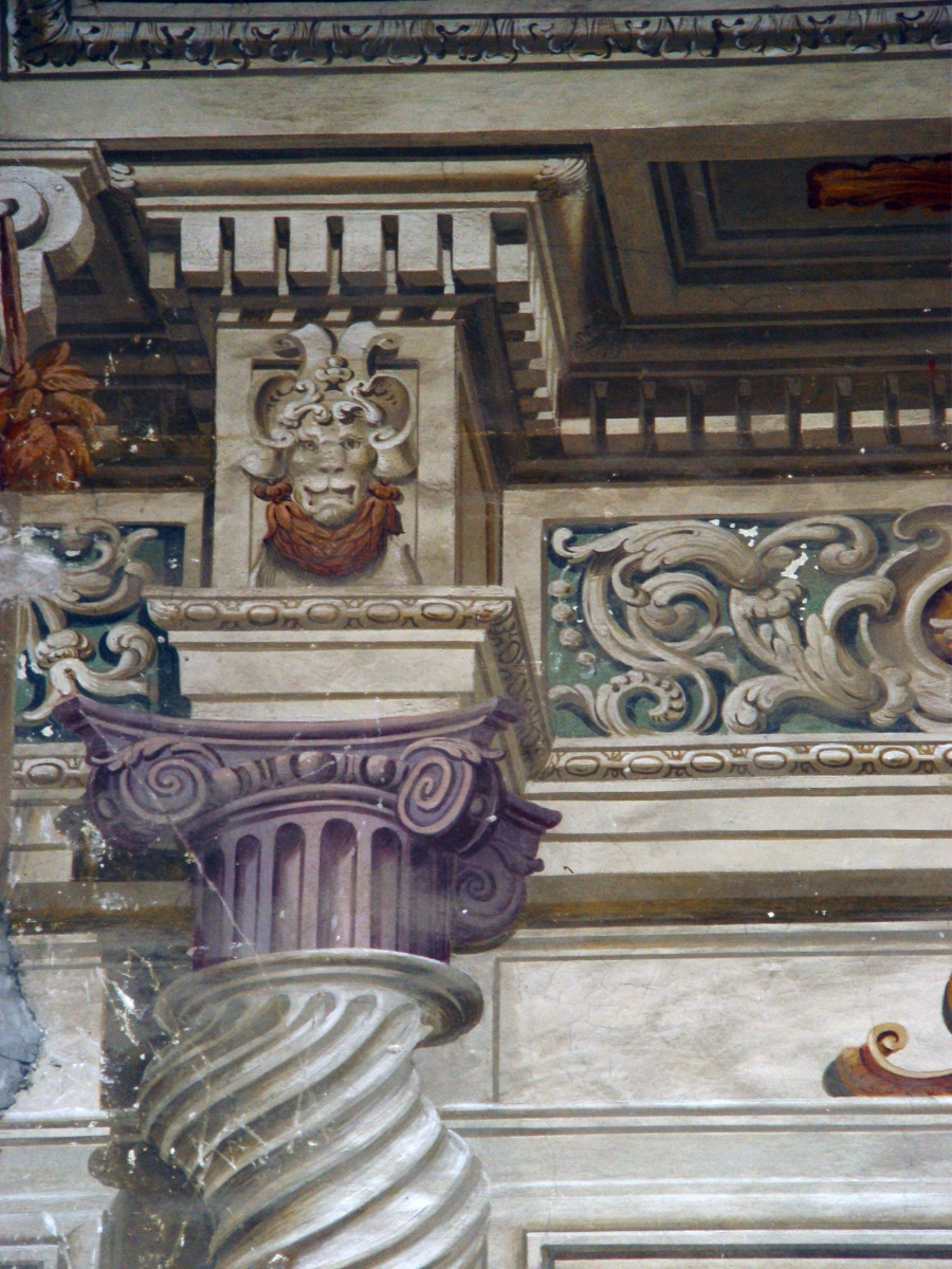 Particolare del fregio decorativo che sormonta le colonne tortili dipinte nel Salone delle colonne (Fototeca ISAL)