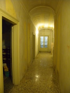 Detail of the corridor of the upper floor of the villa that needs numerous restoration interventions (ISAL Photo Archive)