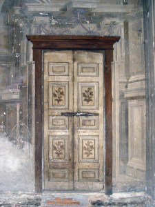Particolare della frammistione tra elementi architettonici e decorazione a trompe oeil presente nel Salone delle colonne (Fototeca ISAL)