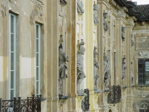 Teoria di statue in facciata