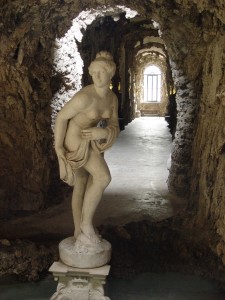 Lainate, Villa Borromeo Visconti Litta, Ninfeo, particolare della scultura della Venere e delle decorazioni interne (Fototeca ISAL).